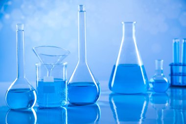 Cam eşyalar, laboratuvar şişeleri, bilim deneyi.