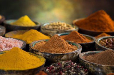 Çeşit çeşit baharatlar ve ahşap bir kase duman.