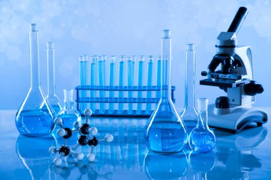 Mikroskop, cam eşyalar, laboratuvar deney tüpleri, bilim deneyi.