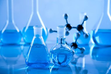 Kimyasal deney için bilimsel cam eşyalar, laboratuvar ekipmanları.