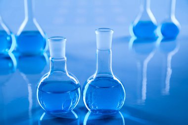 Laboratuvar ekipmanları, cam dolu arkaplan