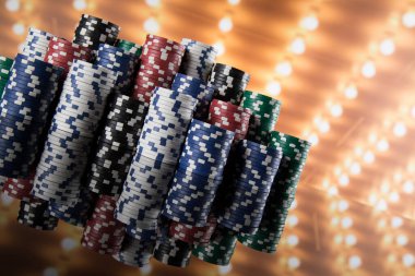 Oyun masasında poker çipleri