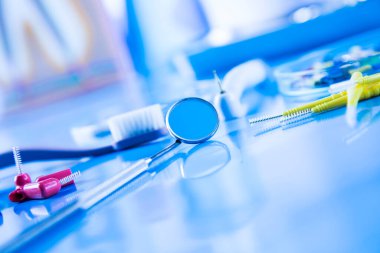 Diş sağlığı kliniği içi, ilaç ekipmanları araçları