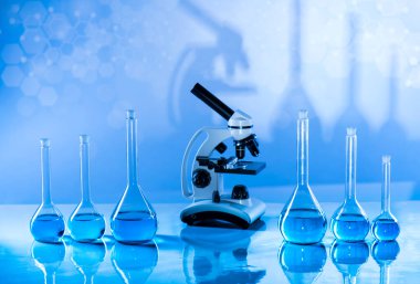 Mikroskop, cam eşyalar, laboratuvar deney tüpleri, bilim deneyi.