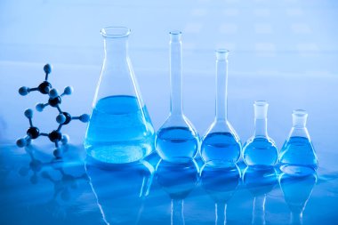 Kimyasal deney için bilimsel cam eşyalar, laboratuvar ekipmanları.