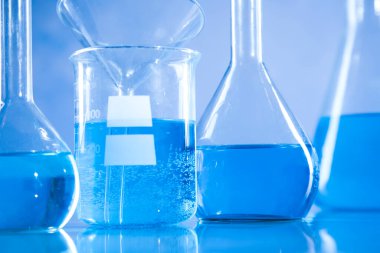 Cam eşyalar, laboratuvar şişeleri, bilim deneyi.