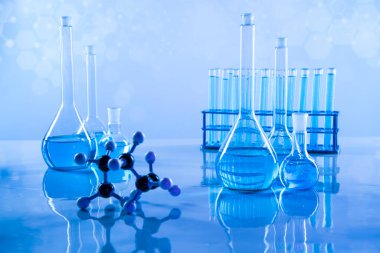 Laboratuvar deney tüpleri, fen deneyleri, mavi arka plan.