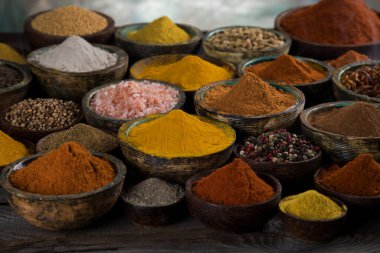 Ahşap kaptaki baharatlar ve otlar renkli baharatlar.