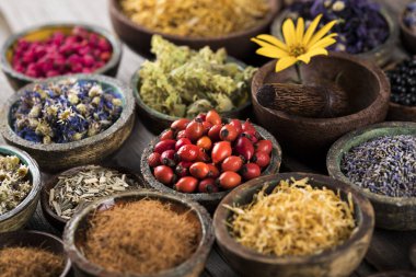 Homeopati, ahşap masada bitkisel ilaçlar.