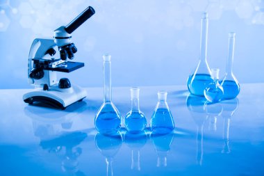 Mikroskop, cam eşyalar, laboratuvar deney tüpleri, bilim deneyi.