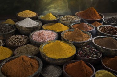 Kasenin arka planında renkli baharatlar