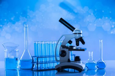 Mikroskop, cam eşyalar, laboratuvar deney tüpleri, bilim deneyi.