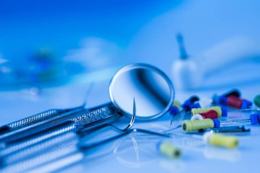 Mavi arkaplanda dişçi ekipmanı