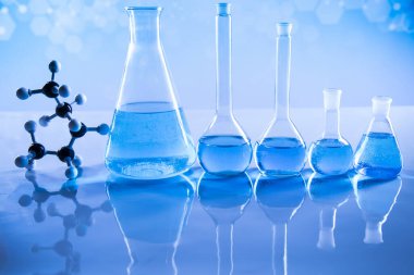 Laboratuvar Araştırma ve Geliştirme. Kimyasal deney için bilimsel cam eşyalar