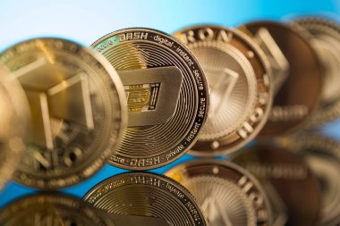 Kripto para birimi konsepti. Litecoin, etherium, bitcoin sanal para birimi arka planı