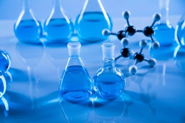 Laboratuvar deney tüpleri, fen deneyleri, mavi arka plan.