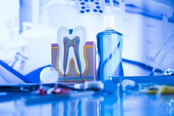 牙科诊所内部 医疗设备工具 — 图库照片