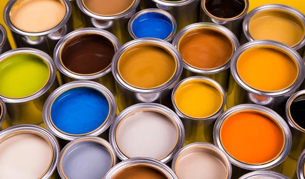 油漆罐颜色调色板和彩虹色 — 图库照片