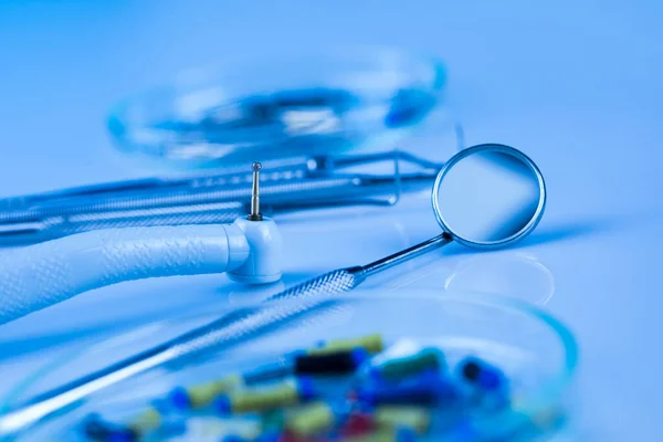 歯歯科用金属医療機器セット — ストック写真