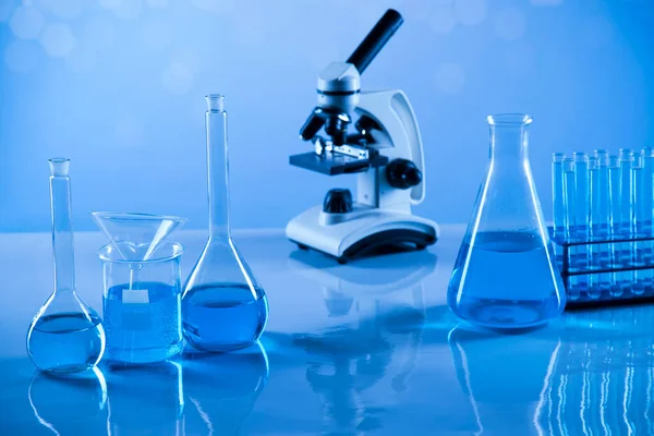 Mikroskop Gläser Laborbecher Wissenschaftliches Experiment — Stockfoto