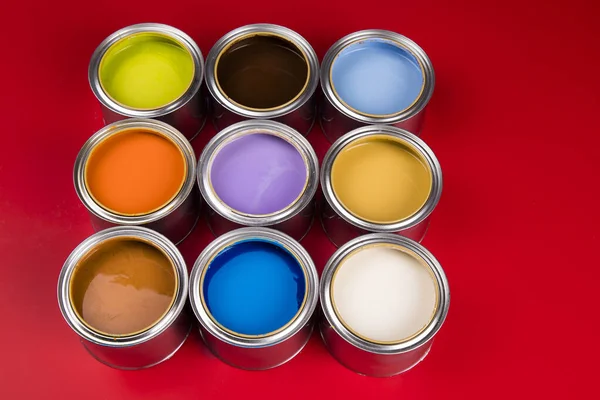 虹色の油絵具でいっぱいのバケツ — ストック写真