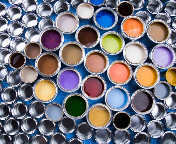多色彩油漆罐的背景 — 图库照片