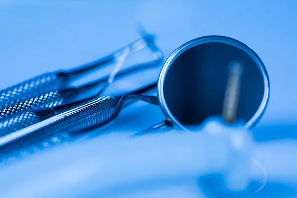 Οδοντιατρικός Εξοπλισμός Μπλε Φόντο — Φωτογραφία Αρχείου