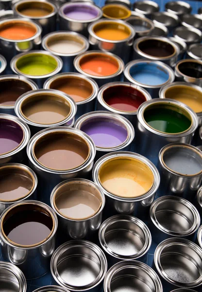 多色彩油漆罐的背景 — 图库照片