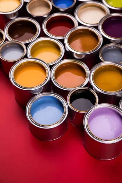 Renkli Metal Teneke Kutulardan Oluşan Yaratıcılık Kavramı Grubu — Stok fotoğraf