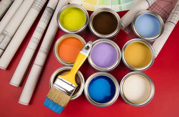 油漆刷 锡罐和色标样品 — 图库照片