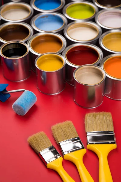 Latas Lata Com Tinta Pincéis Paleta Brilhante Cores — Fotografia de Stock