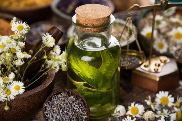 Olie Natuurlijke Geneeskunde Houten Tafel Achtergrond — Stockfoto