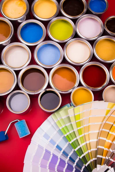 Latas Lata Con Pintura Pinceles Paleta Colores Brillantes — Foto de Stock