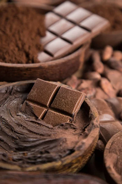 배경에는 코코아 초콜릿 — 스톡 사진