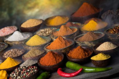 Ahşap arka planda Aromatik baharatlar