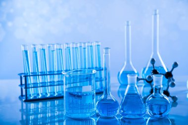 Kimyasal deney için bilimsel cam eşyalar, laboratuvar ekipmanları.