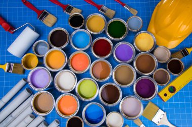 Renkli metal teneke kutulardan oluşan yaratıcılık kavramı grubu