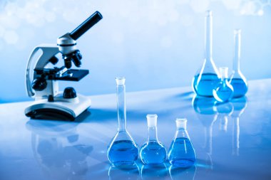 Mikroskop, cam eşyalar, laboratuvar deney tüpleri, bilim deneyi.