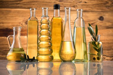 İçinde organik zeytinyağı ve zeytin dalı olan şişeler.