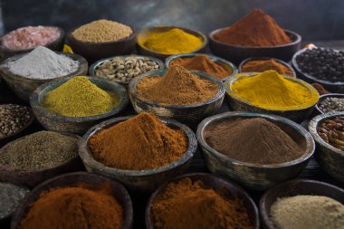 Ahşap arka planda Aromatik baharatlar