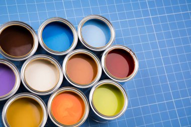 Yaratıcılık konsepti renk fırçası ve konserve