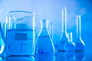 Laboratuvar ekipmanları, cam dolu arkaplan