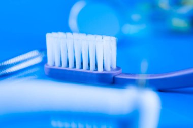 Mavi arkaplanda dişçi ekipmanı