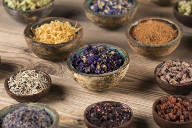 Homeopati, ahşap masada bitkisel ilaçlar.