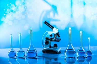 Mikroskop, cam eşyalar, laboratuvar deney tüpleri, bilim deneyi.