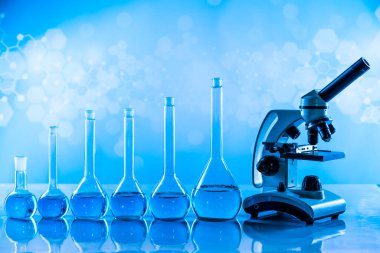 Laboratuvar deney tüpleri, fen deneyleri, mavi arka plan.