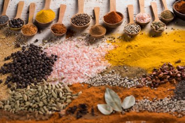 Ahşap kapta çeşitli baharatlar var.