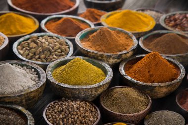 Ahşap kapta çeşitli baharatlar var.