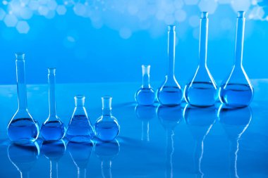 Laboratuvar deney tüpleri, fen deneyleri, mavi arka plan.