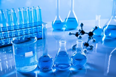Laboratuvar deney tüpleri, fen deneyleri, mavi arka plan.